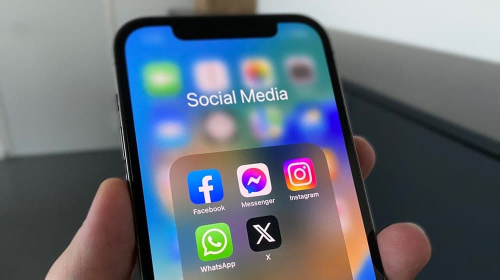 iPhone displays Social Media App-Icons