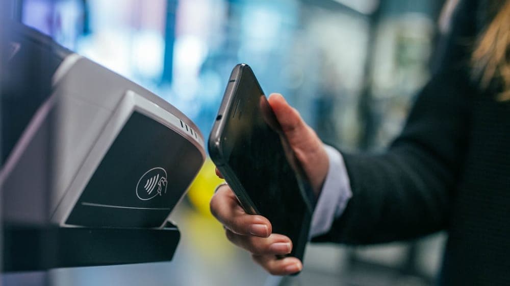 Mobile Payment using Payment Terminal. Picture taken by Jonas Leupe (www.brandstof.cc) for In The Pocket (www.inthepocket.com)