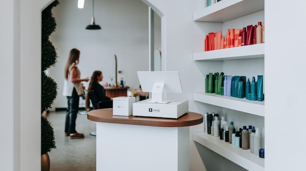 A sleek SumUp card reader stands out in this small business environment. From payments to daily routines, the point of sale system supports smooth service. It’s a snapshot of entrepreneurship in action inside a modern beauty salon.